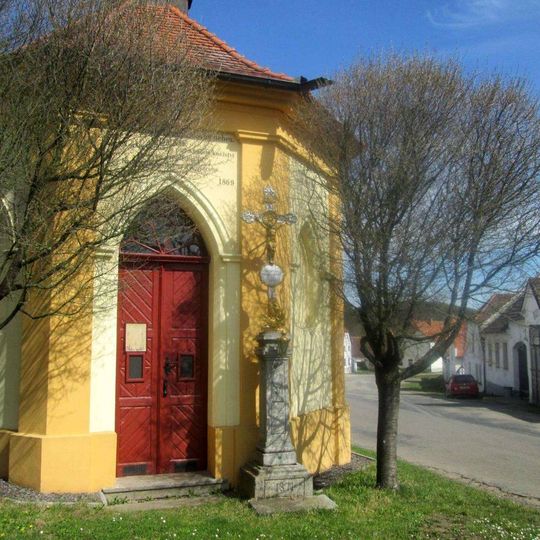 Kříž u kaple v Dobršíně