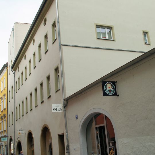Wohn- und Geschäftshaus, sogenanntes Steyrerhaus, später Gasthof zum goldenen Brunnen