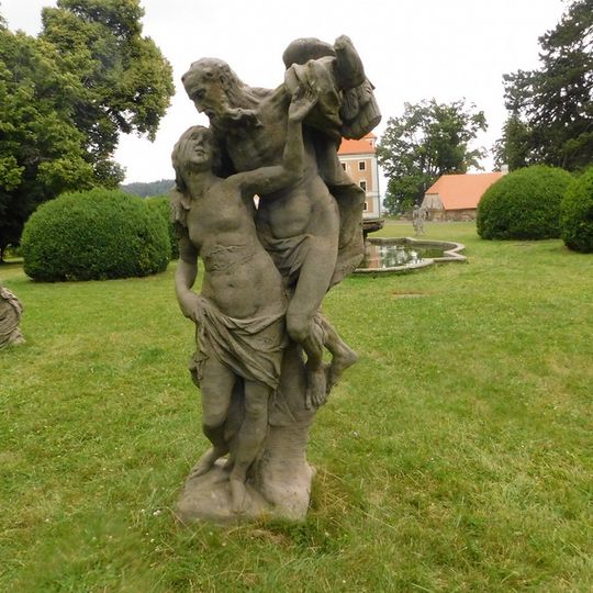 Socha Chronos a Éros v zámeckém parku ve Valči