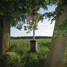 Kříž u Nové Vsi mezi stromy