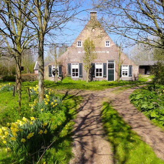 Boerderij Oud Schuilenburg. Boerderij met bakstenen stenen puntgevel met vlechtingen en schoorsteen in de top. Bedrijfsgedeelte met sterk omhooggebracht dak boven de zijbaander