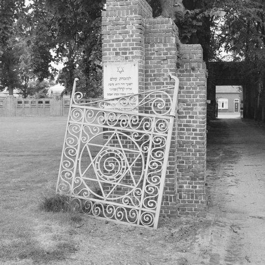 Sombre Hadass, binnenpoort