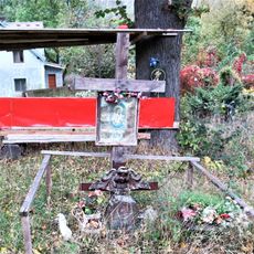 Kříž u domu Kamenec 12 v Korunní