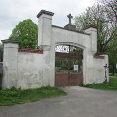 Kříž před hřbitovem ve Svatém Kříži