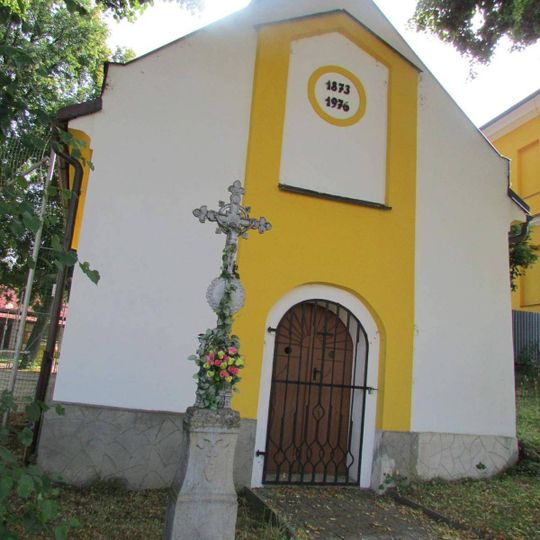 Kříž před kaplí v Dubovicích