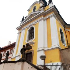 Sochy ve štítě kostela svaté Rodiny a svaté Alžběty v Kadani