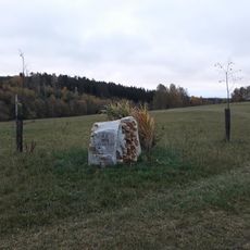 Památný kámen s datem výstavby rybníka Žebrák u Hvožďan