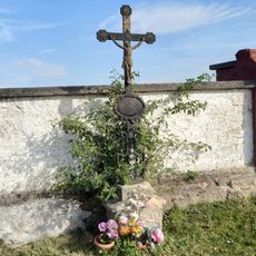 Kříž nad Oborou u zdi