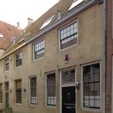 Pand met gepleisterde gevel met gevelsteen onder gezamenlijk dak met nr. 38