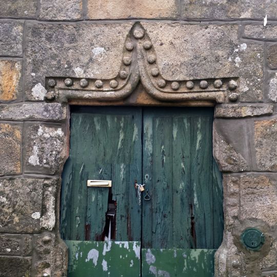 Casa com elementos dos séculos XV e XVI