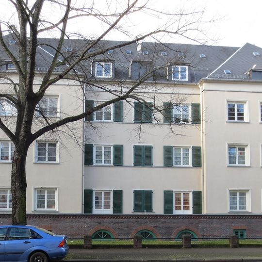 Mietshaus in offener Bebauung, mit Vorgarten und Einfriedung Zeißstraße 69; 71; 73