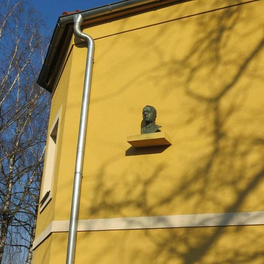 Pamětní busta Konstantina Biebla na rodném domě v Slavětíně
