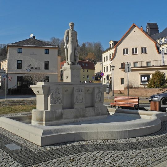 Stadt-Brunnen mit Figuren und Reliefs in zeitgenössischer Linienführung Hauptstraße -