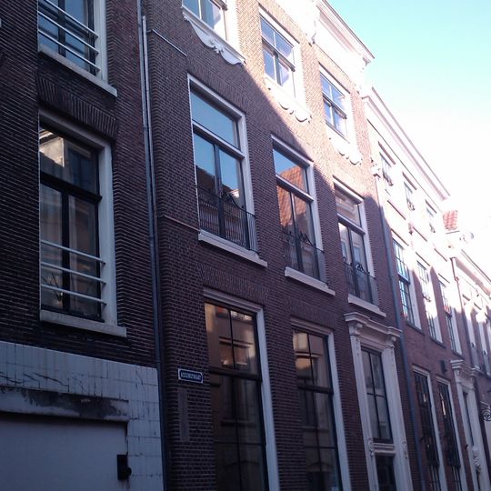 Onderkelderd huis met lijstgevel op plint