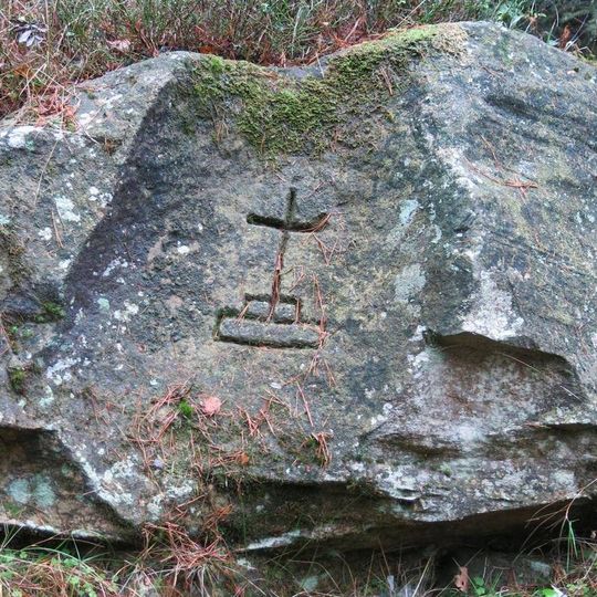 Křížový kámen u lesní cesty z Maxiček do Čertovy Vody