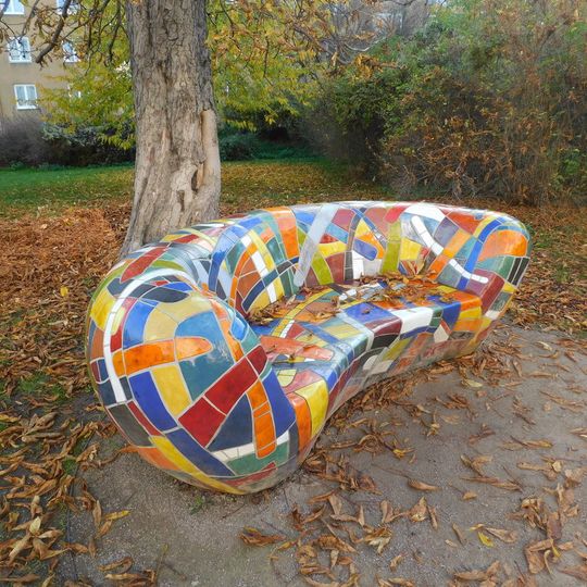 Plastika v parku v Kafkově ulici v Dejvicích