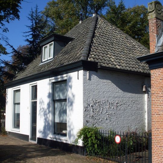 Lage woning, gepleisterd, terzijde topgevel