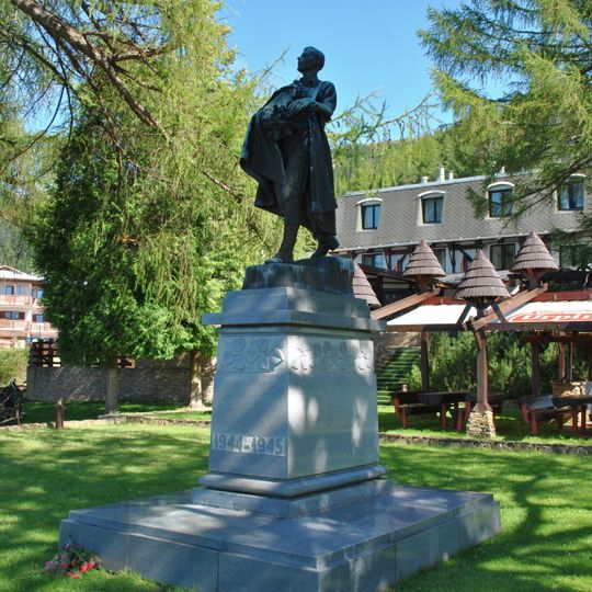 Hotel, pomník so sochou