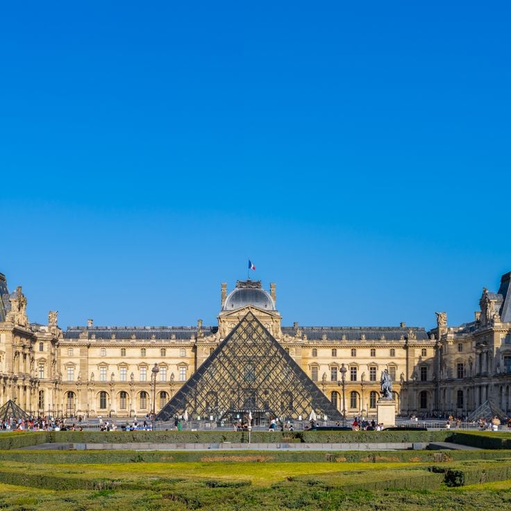Pirámide del Museo del Louvre