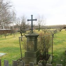 Kříž v zahradě domu 431 v Království