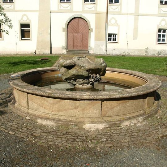 Kašna v zámeckém parku ve Spáleném Poříčí