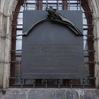 Pamětní deska bojovníků pražského povstání na Staroměstské radnici v Praze