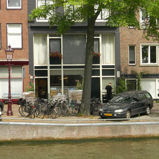 Pand met gevel met geblokte zandstenen hoeklisenen onder door vlieringluik onderbroken rechte lijst