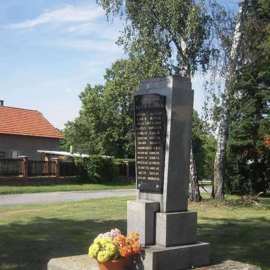 Pomník padlým na návsi v Lipníku
