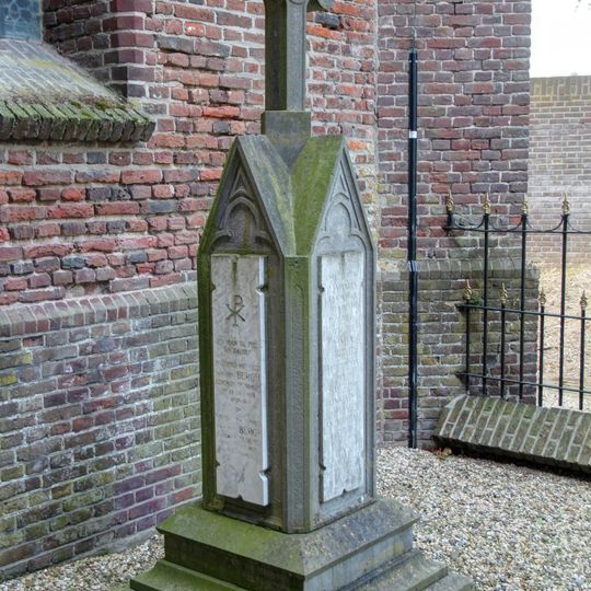 Privé-begraafplaats van de familie Van den Bergh: grafkruis