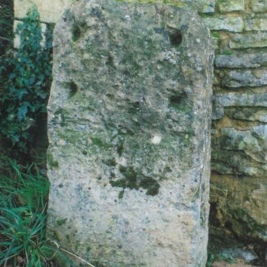 Milestone, Worcester Road; drive to No. 33, Chipping Norton Common