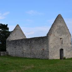 Ruina románskeho kostola, cintorín príkostolný