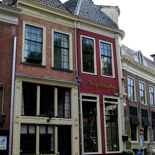 Smal pand met rechte kroonlijst onder afgeschuind zadeldak