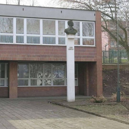 Pomník Julia Fučíka před školou v ulici U Stadionu v Mostě