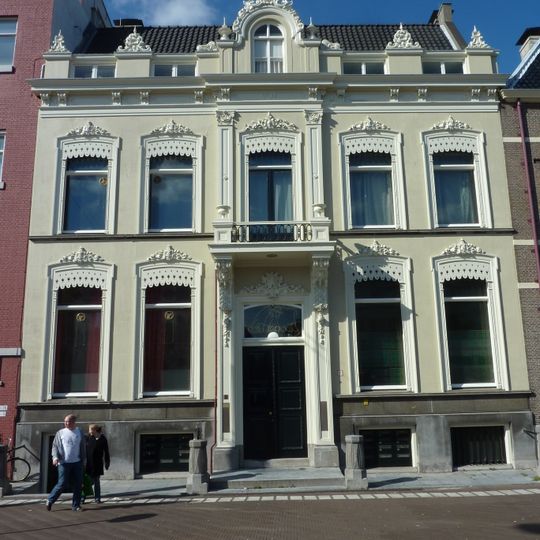 Pand met verdieping en zadeldak. Inwendig kelder met graatgewelven. Trap met balusterleuning 18e eeuw; deuren uit de bouwtijd.