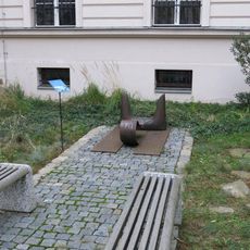 Kovová plastika Setkání v atriu muzea v Ústí nad Labem