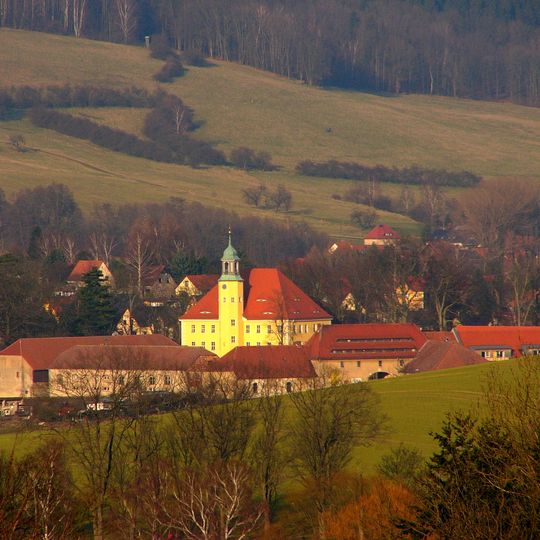 Sachgesamtheit Rittergut Langburkersdorf mit folgenden Einzeldenkmalen: Schloss , umgebender Wassergraben mit Schlossbrücke, Stützmauern, Terrasse und Balustrade, Wirtschaftsgebäude , südliches Wirtschaftsgebäude (S