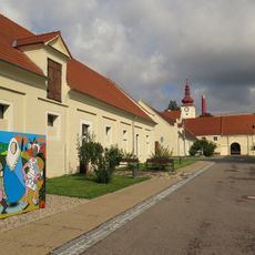 Historické jádro zemědělského dvora čp. 2, 4, 5, 6, 223 a objekt bez čp.