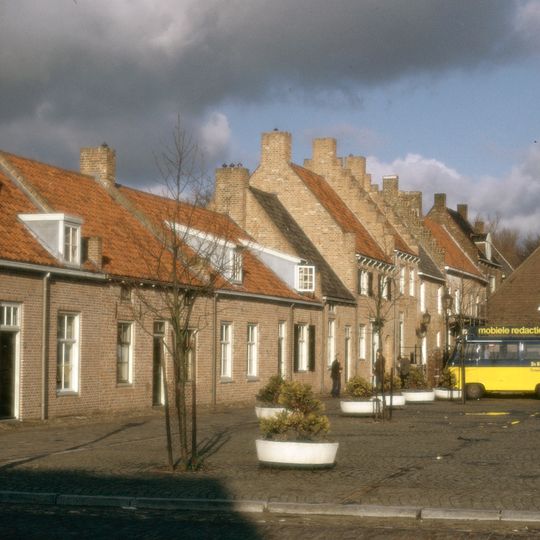 Kniphoek bij 4, Buren