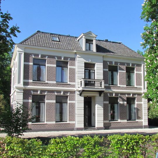 Pastorie behorende bij de naastgelegen Nederlandse Hervormde Kerk