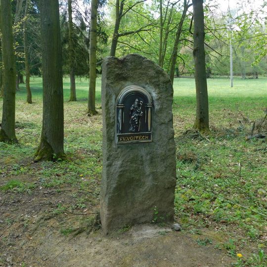 Reliéf svatého Vojtěcha na Cestě českých svatých u Petrohradu