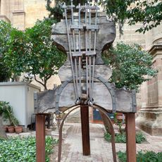 Esculturas creadas a partir de los yugos originales de las campanas de la Catedral de Málaga, con más de trescientos años de antigüedad.