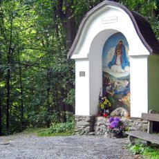 Kaplička se studánkou u poutního kostela Panny Marie Pomocné ve Zlatých Horách