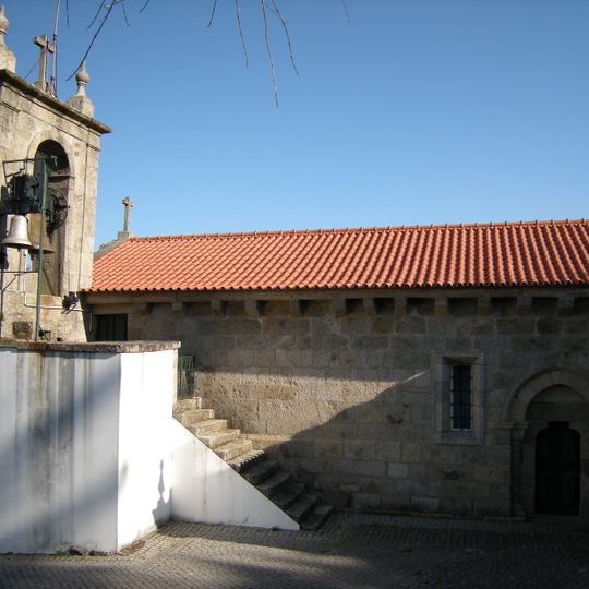 Igreja de São João da Ribeira incluindo o património móvel integrado e adro