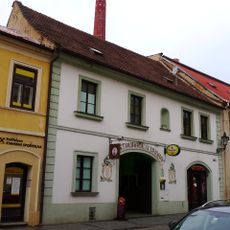 Lidická 9 se sochou svatého Jiří ve výklenku