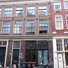 Pand met vijfraamsgevel onder rechte lijst