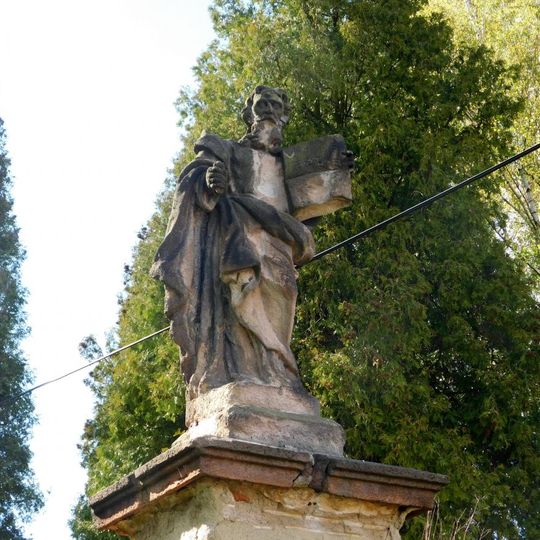 Socha svatého Petra u kostela v Jesenici