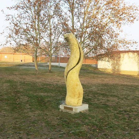 Kamenná plastika Mystérium v parku za kostelem Nanebevzetí Panny Marie v Mostě