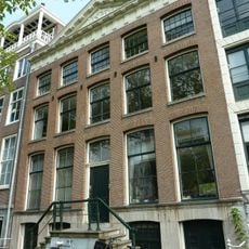 Dubbel huis waarvan de tussen 1801 en 1806 gebouwde gevel een triglyfenlijst met gesneden fronton bezit