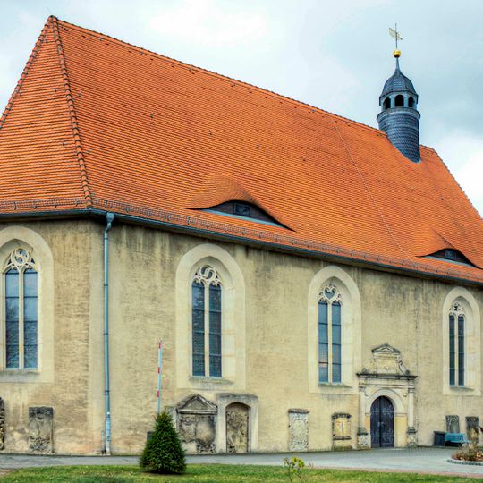 Einzeldenkmale der Sachgesamtheit Friedhof Oschatz mit Friedhofskirche St. Georg: Friedhofskirche , Grabplatten und Grabmäler, Einfriedung sowie Soldatenfriedhof der Gefallenen des Ersten Weltkrieges und Soldatenfriedhof der G