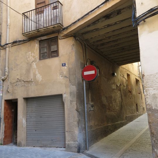 Casa damunt el carrer Escrivania